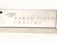 usb флешка с лого Bakertilly нанесенным гравировкой